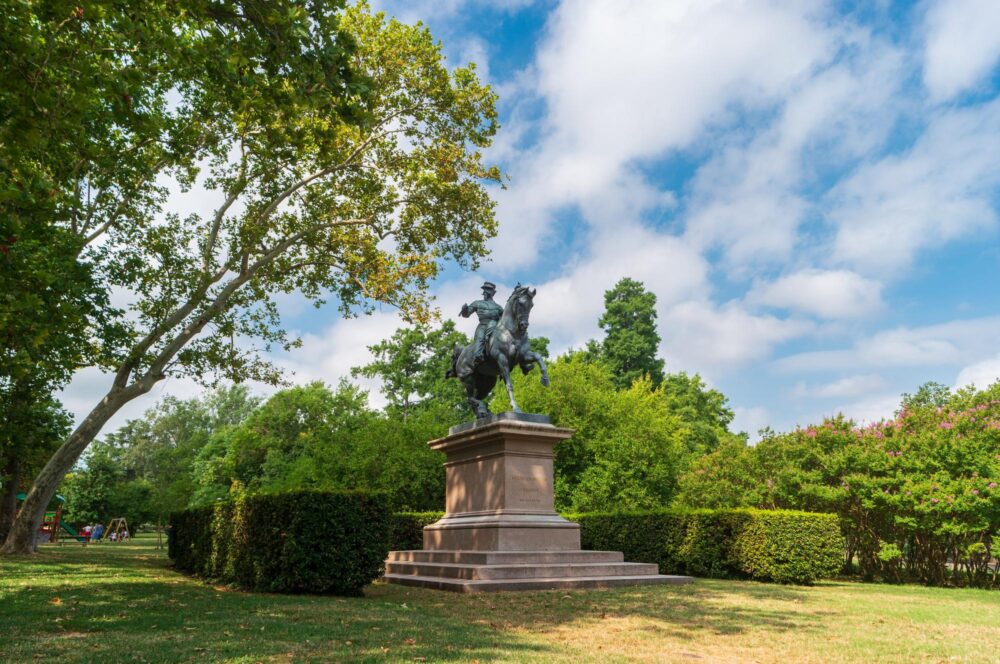 Une statue de Vittorio Emanuele II à cheval dans le parc Giardini Margherita à Bologne