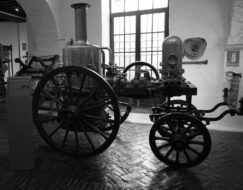 Une vieille voiture de pompiers à vapeur tirée par des chevaux, exposée au musée des Us et Coutumes Populaires, Malaga, Espagne