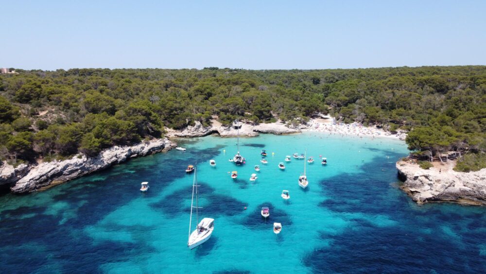 Une vue aérienne de la Cala Turqueta à Minorque