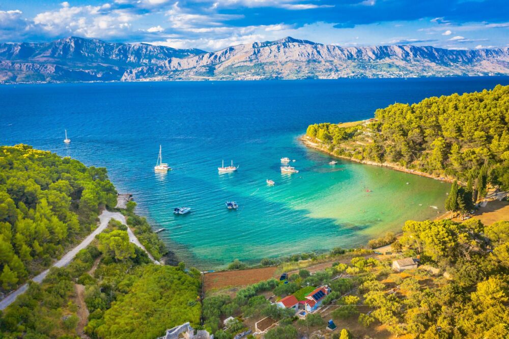 Une vue aérienne sur la baie de Lovrecina sur l'île de Brac, en Croatie, avec sa plage de sable et ses eaux turquoise