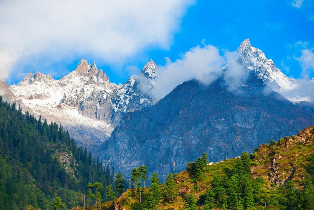 Vallée de Parvati et montagnes de l’Himalaya en Inde