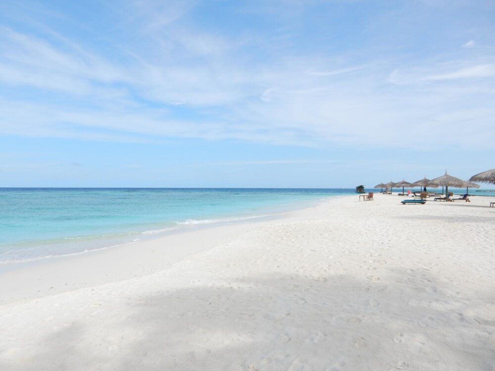 Veligandu Island Beach aux Maldives