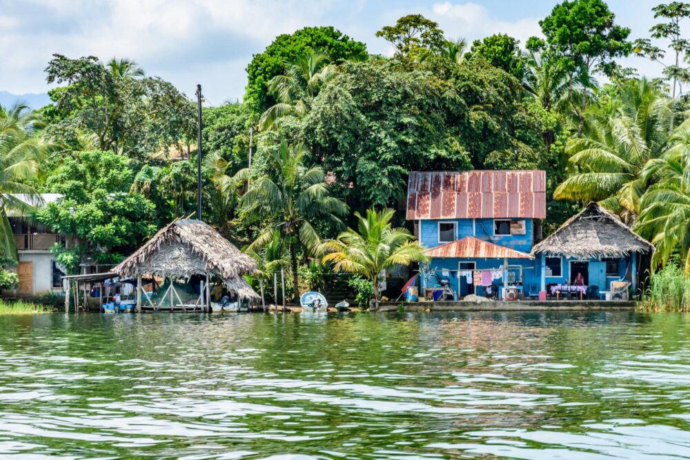 Village flottant sur le Río Dulce