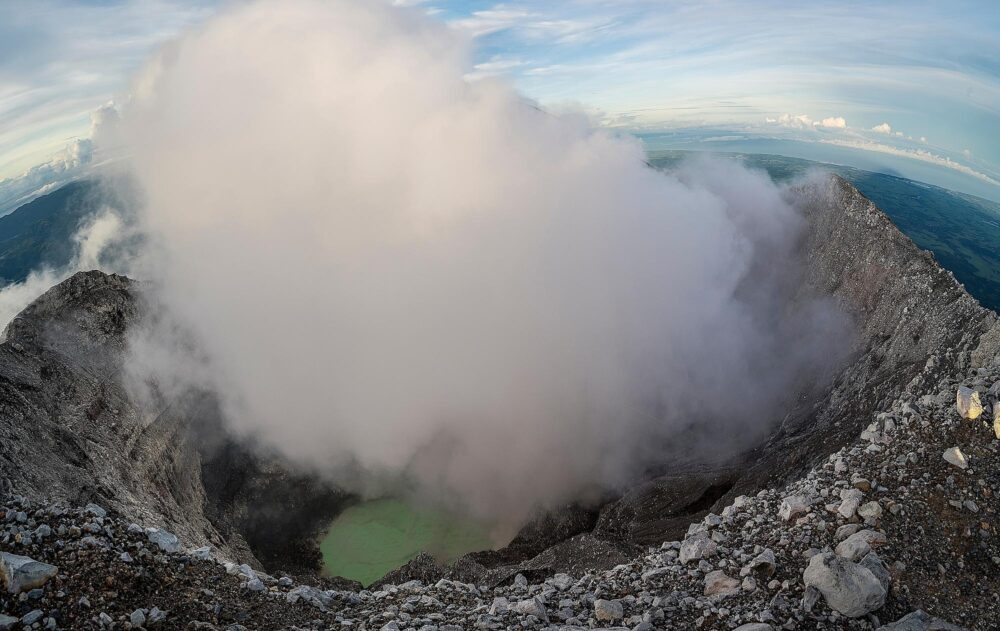 Volcan du mont Kanlaon aux Philippines