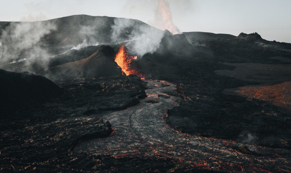 Volcan en éruption sur la valleée de Geldingadalur.