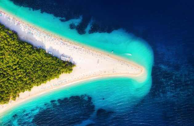 Vue aérienne à la plage Zlatni Rat sur l'île de Brač, avec son eau turquoise et sa bande de sable