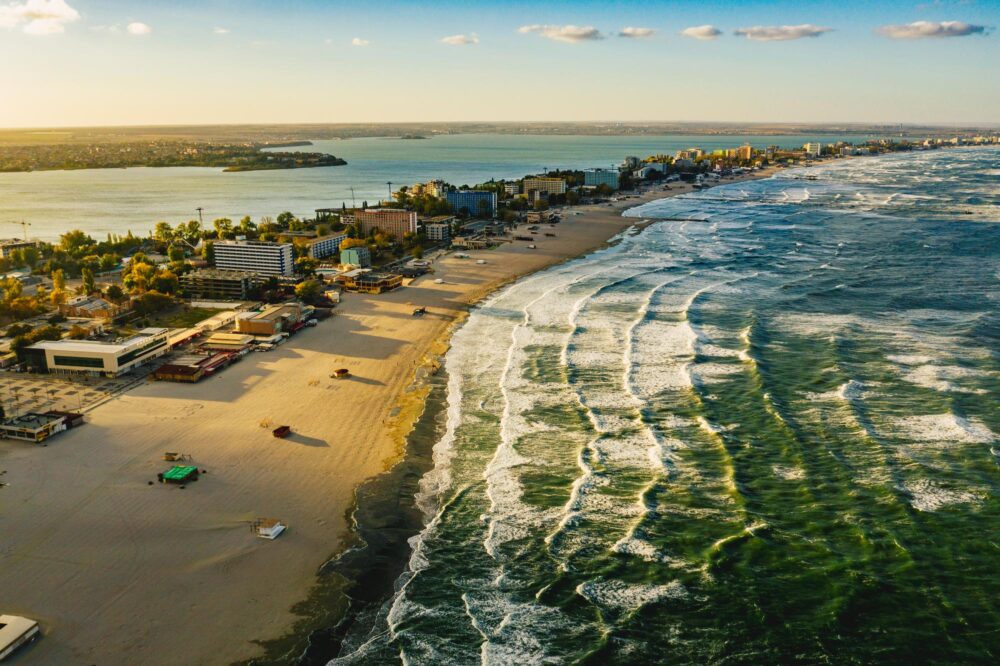 Vue aérienne de la plage de Mamaïa