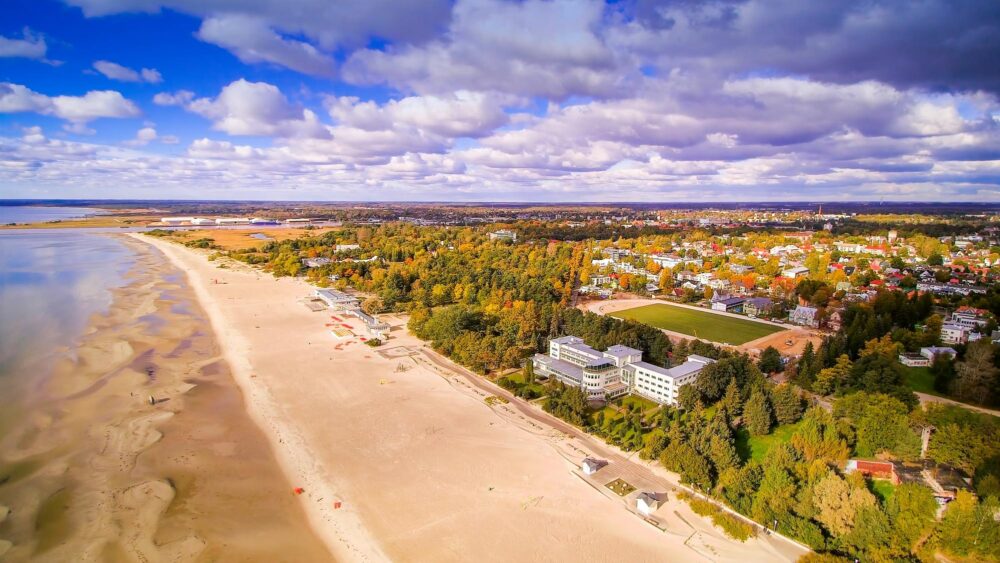 Vue aérienne de la ville balnéaire de Parnu en Estonie