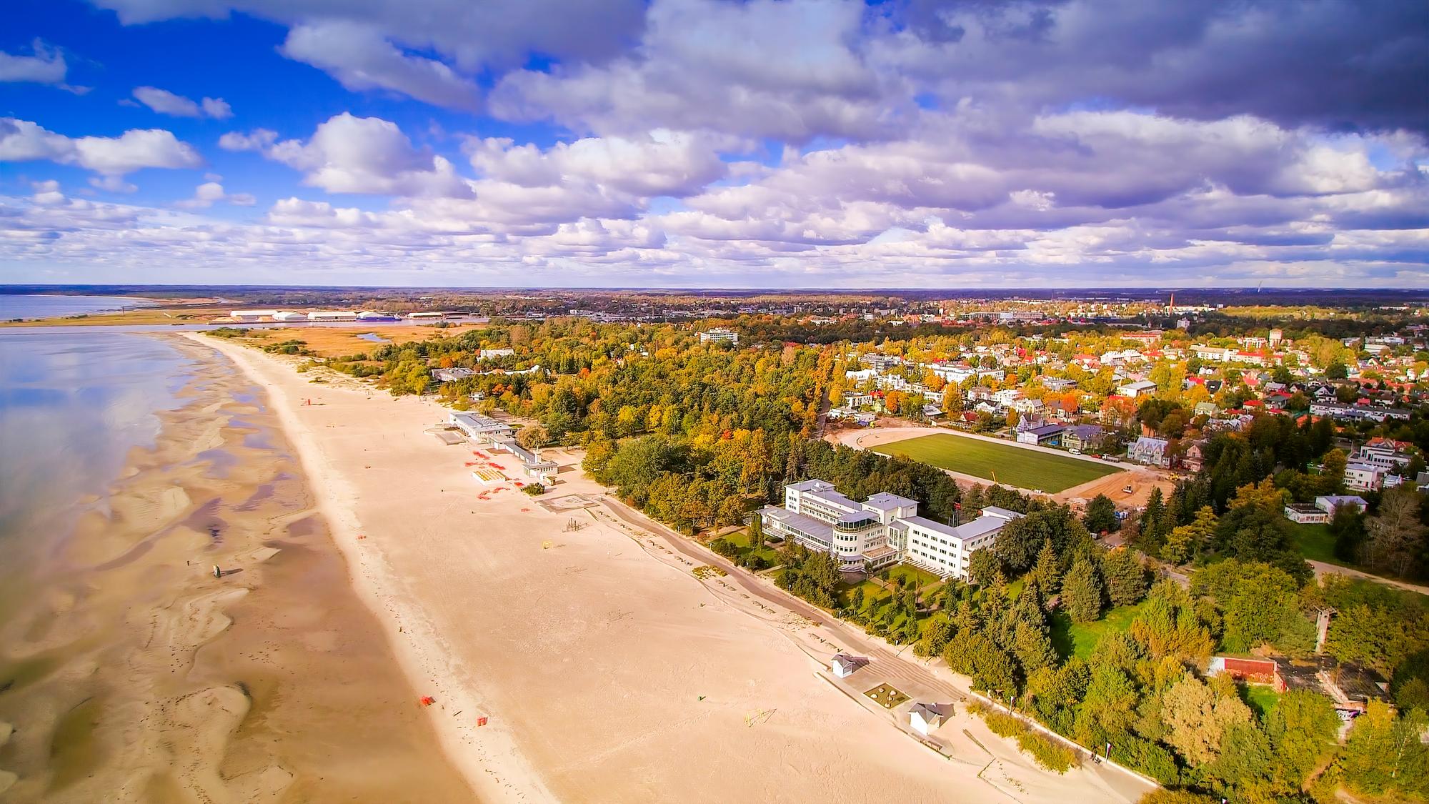 Vue aérienne de la ville balnéaire de Parnu en Estonie