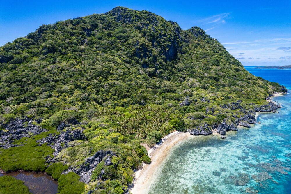 Vue aérienne des grottes de Sawa I Lau, Fidji