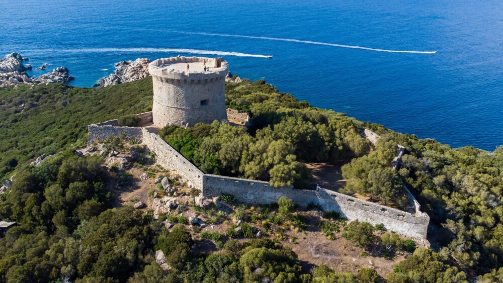 Vue aérienne des ruines de la tour génoise sur le cap Campomoro dans le sud de la Corse
