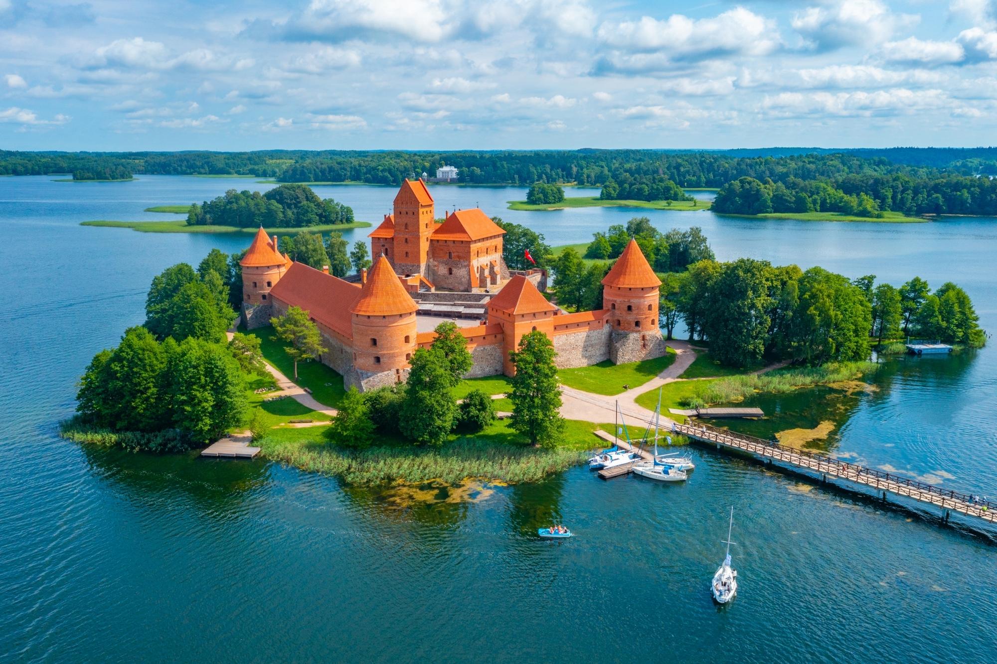 Vue aérienne du château de Trakai au lac Galve en Lituanie