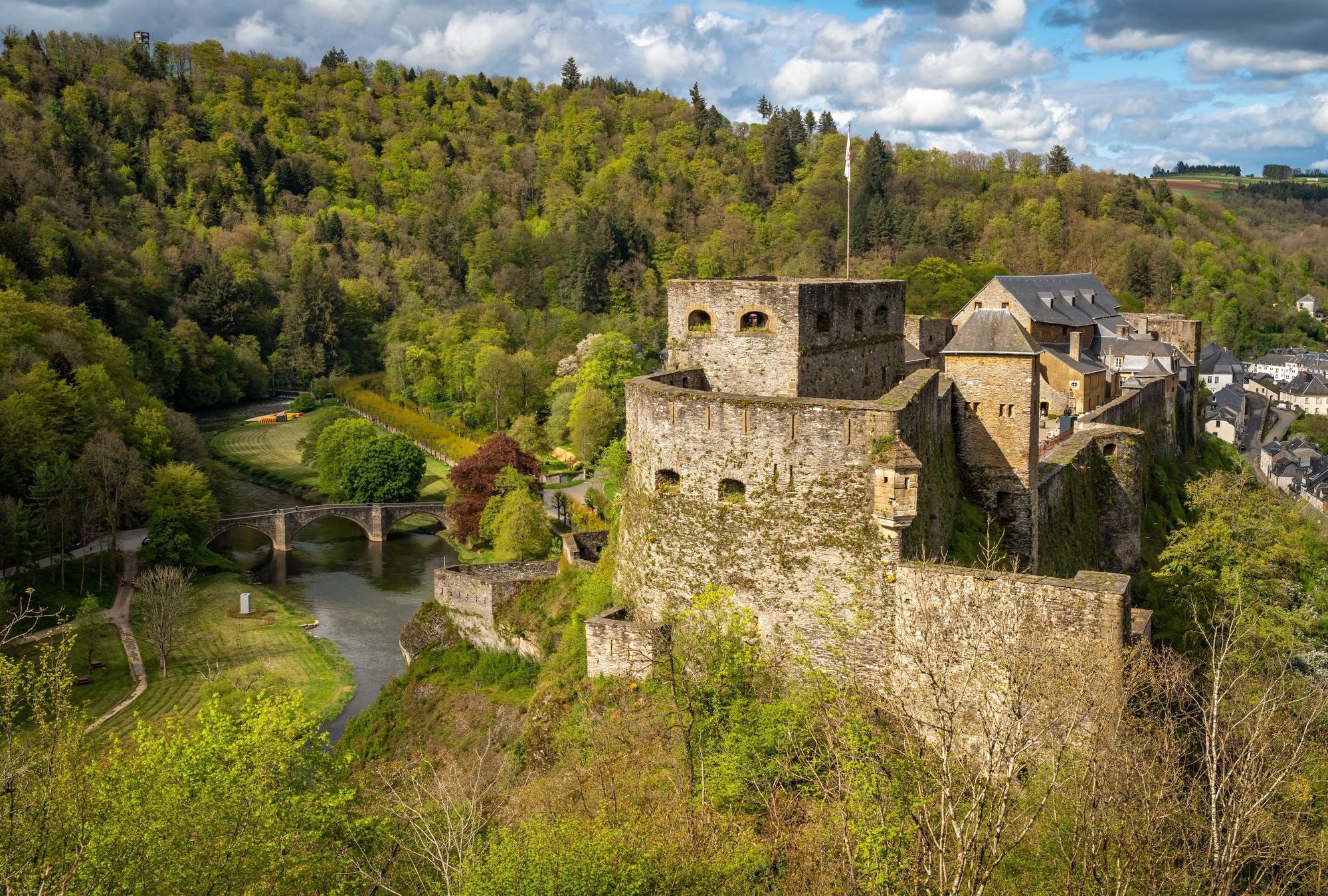 Vue aérienne du château historique de Bouillon et des forêts des Ardennes belges