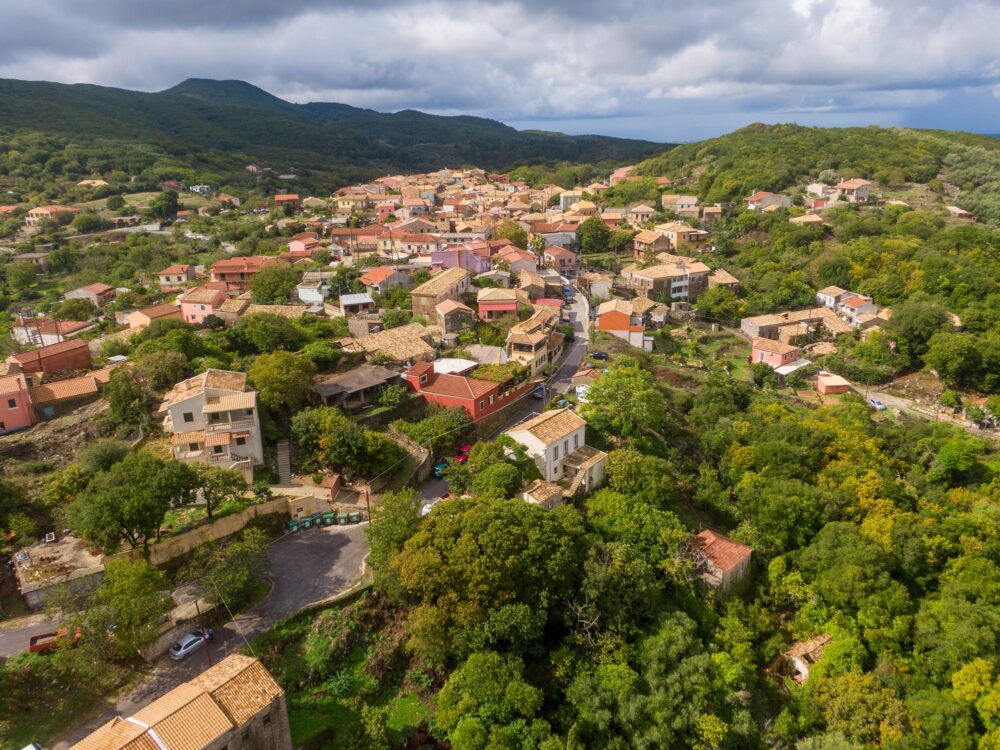 Vue aérienne du village de Sokraki à Corfou