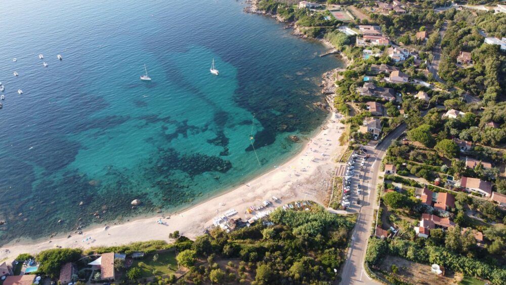 Vue aérienne sur la plage de Portigliolo