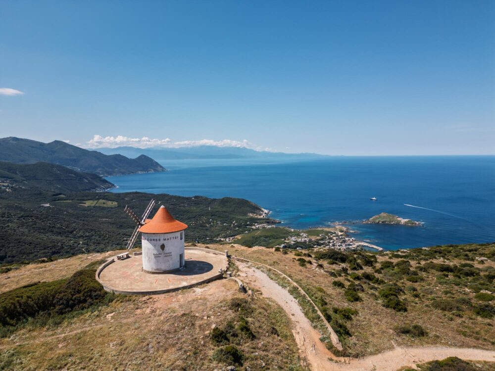 Vue aérienne sur le moulin à Ersa