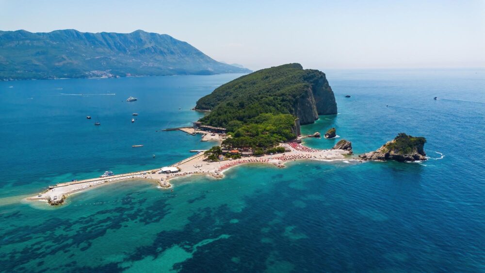 Vue aérienne sur l’île de Saint-Nicolas à Budva au Monténégro