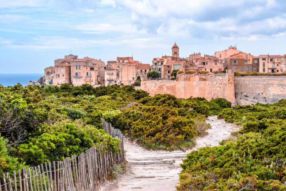 Vue de la citadelle de Bonifacio depuis le Campu Rumanilu
