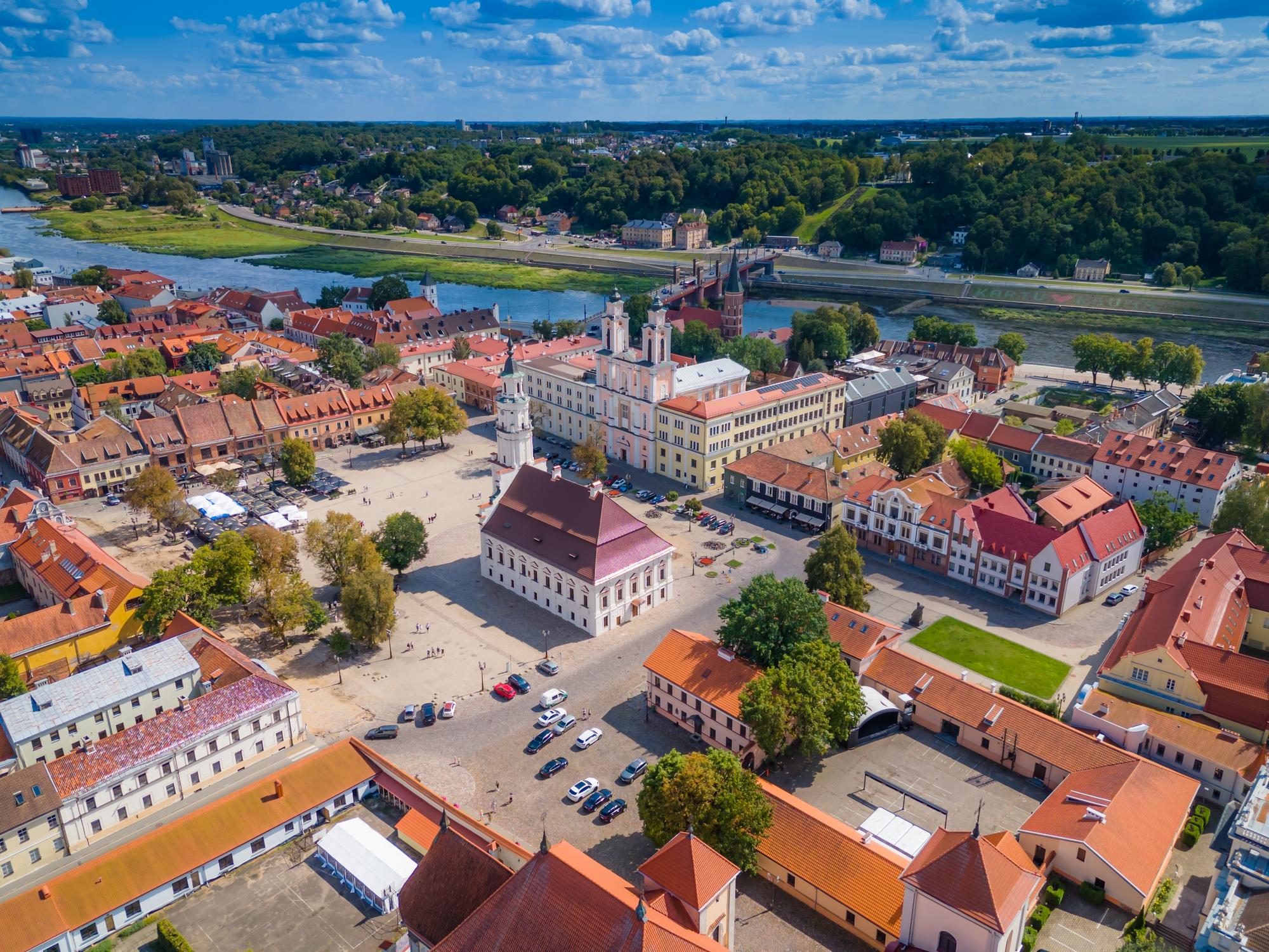 Vue panoramique aérienne du centre-ville de Kaunas avec de nombreux bâtiments historiques en Lituanie
