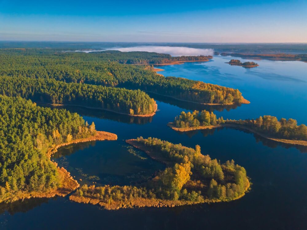 Vue panoramique aérienne du lac de Dringis à l'automne, dans le Parc national d’Aukštaitija en Lituanie