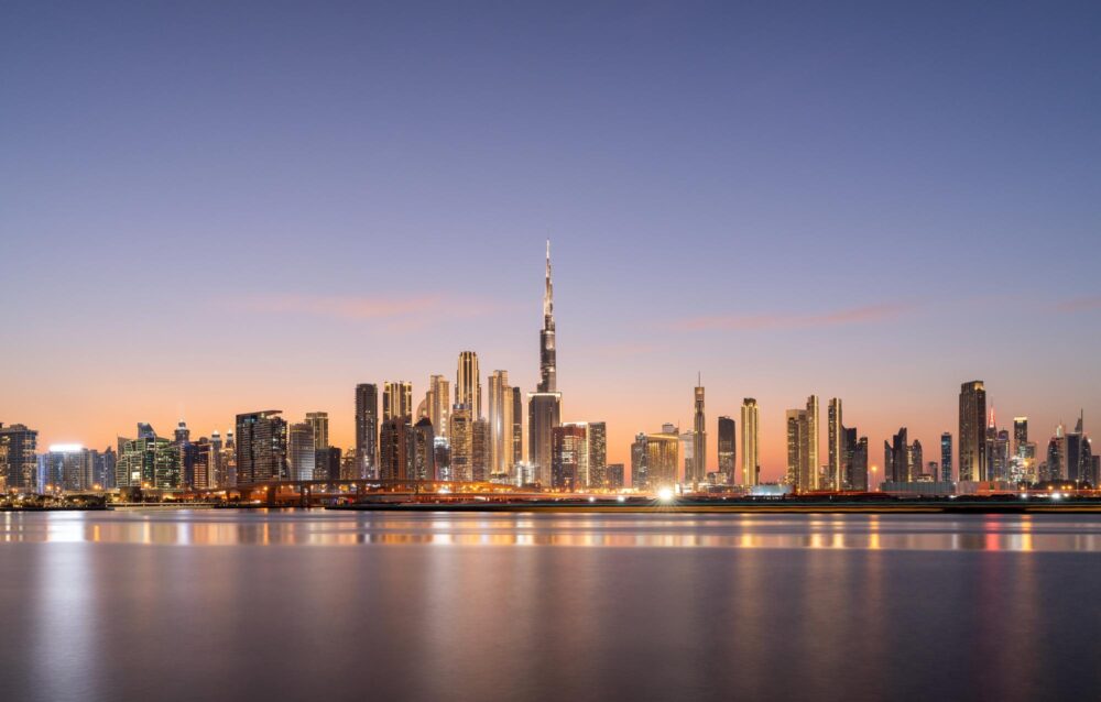 Vue panoramique sur les toits modernes de Dubaï, avec Burj Khalifa, Émirats arabes unis