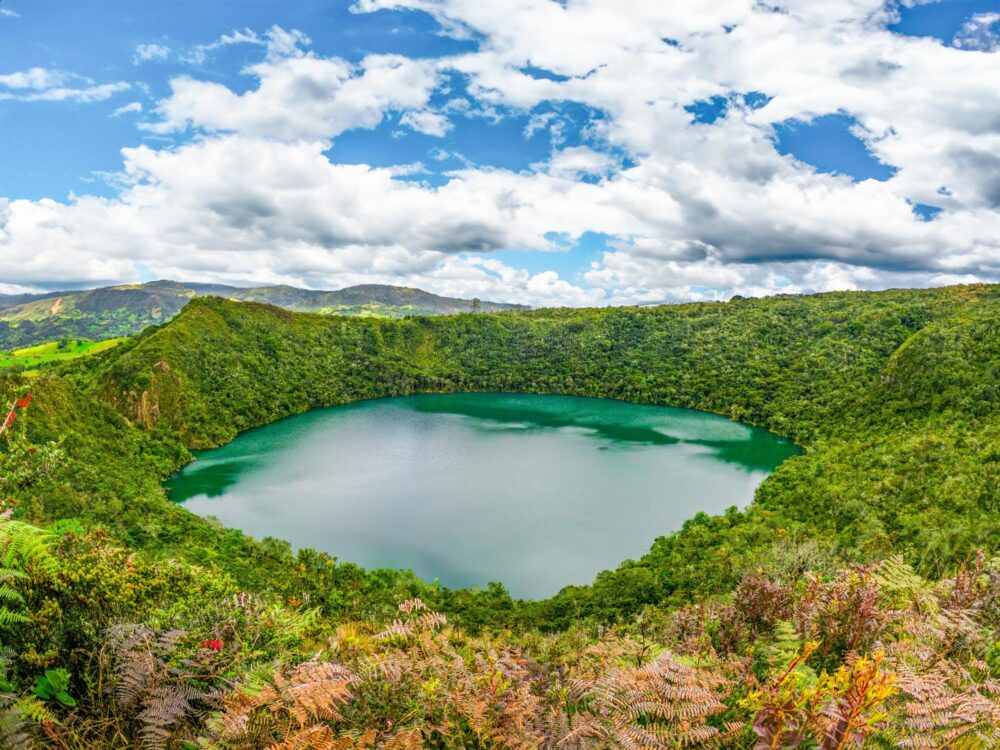Vue sur la Laguna de Guatavita, au milieu d'une verdure luxuriante, en Colombie