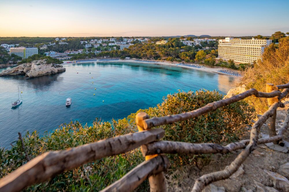 Vue sur la belle plage Cala Galdana à Minorque