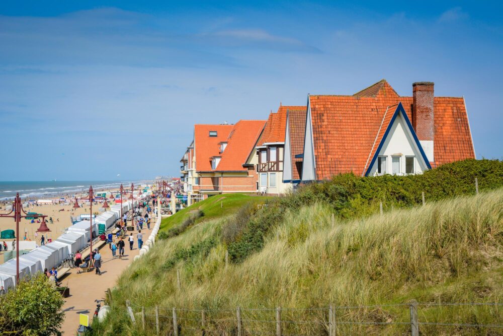 Vue sur la belle promenade de plage de De Haan en Belgique