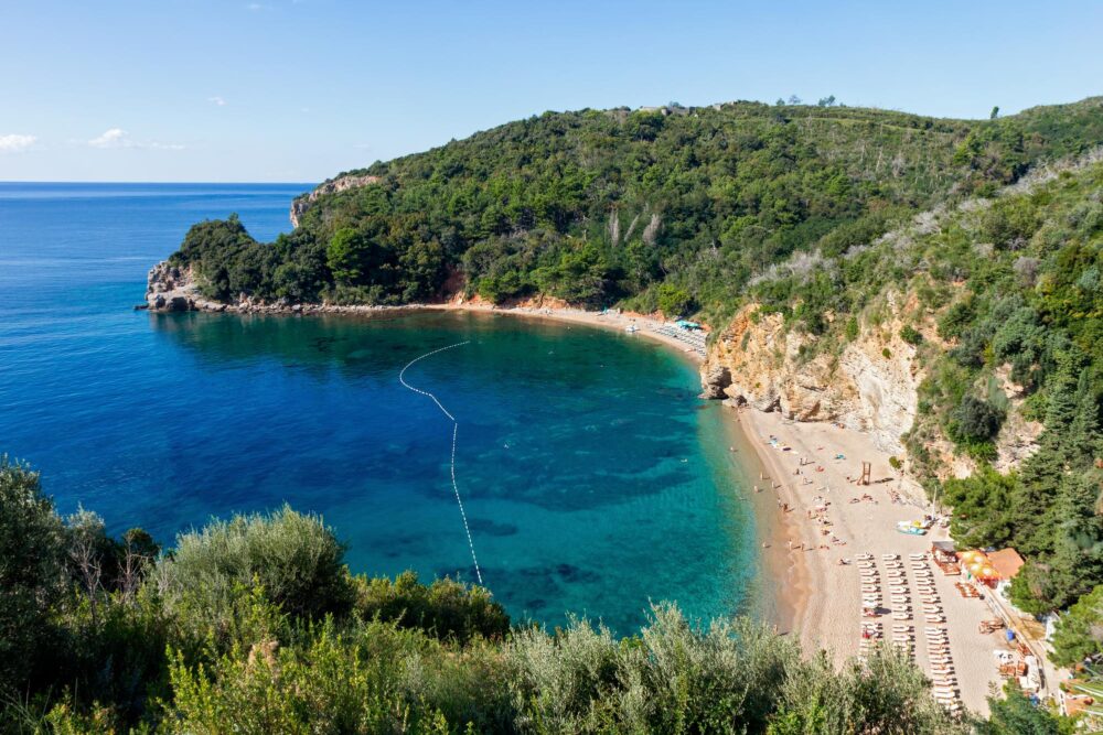 Vue sur la plage de Mogren à Budva au Monténégro