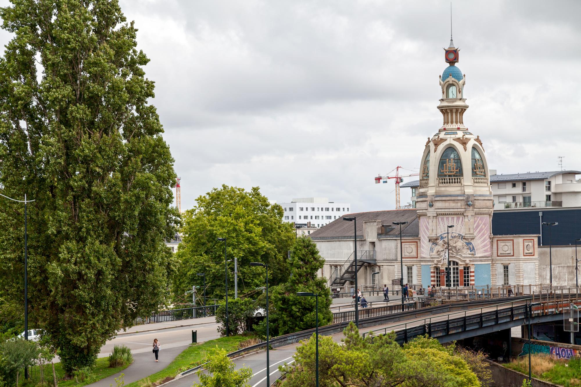 Vue sur la tour du Lieu Unique à Nantes