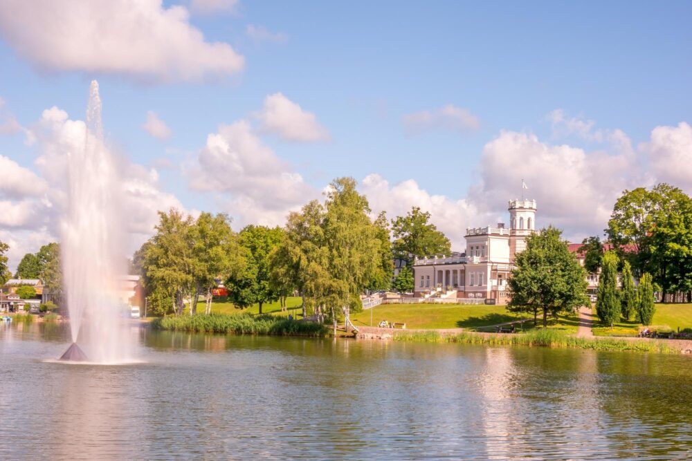 Vue sur la ville de Druskininkai depuis le lac Druskonis par beau temps, en Lituanie