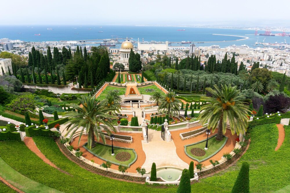 Vue sur la ville de Haïfa, les jardins bahá’ís et le sanctuaire du Báb, Israël