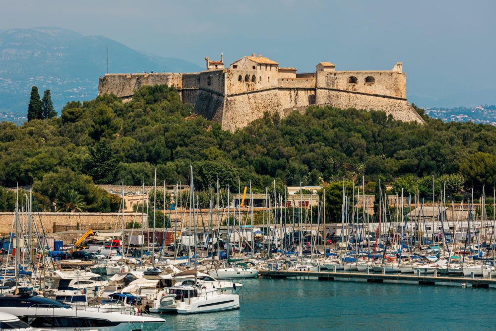 Vue sur le célèbre Fort Carré et les yachts au Port Vauban à Antibes