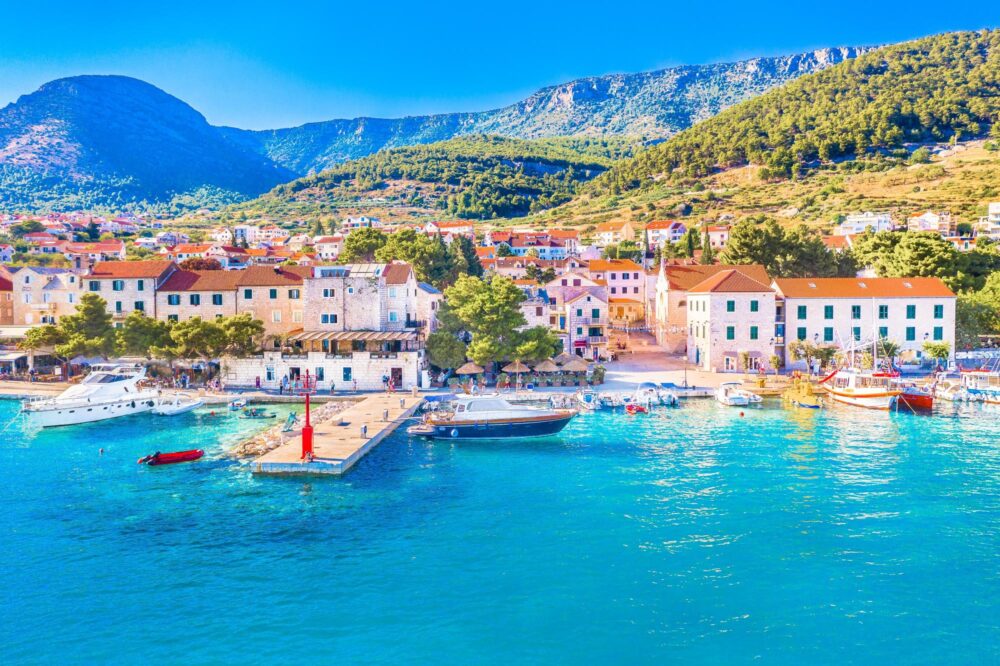 Vue sur le front de mer à Bol, Croatie.
