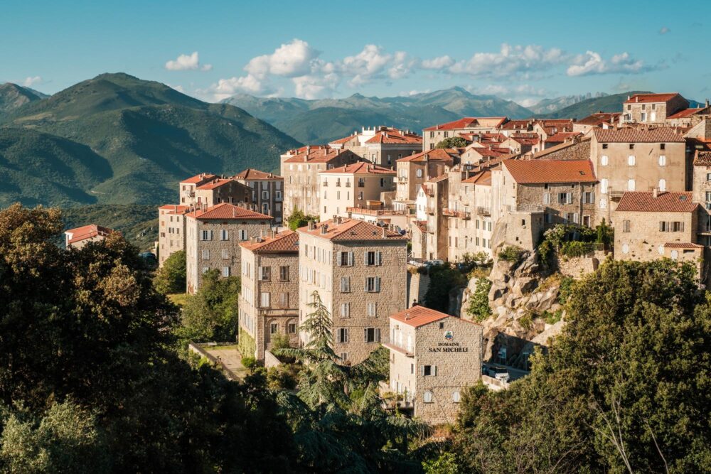Vue sur le village de Sartène en Corse