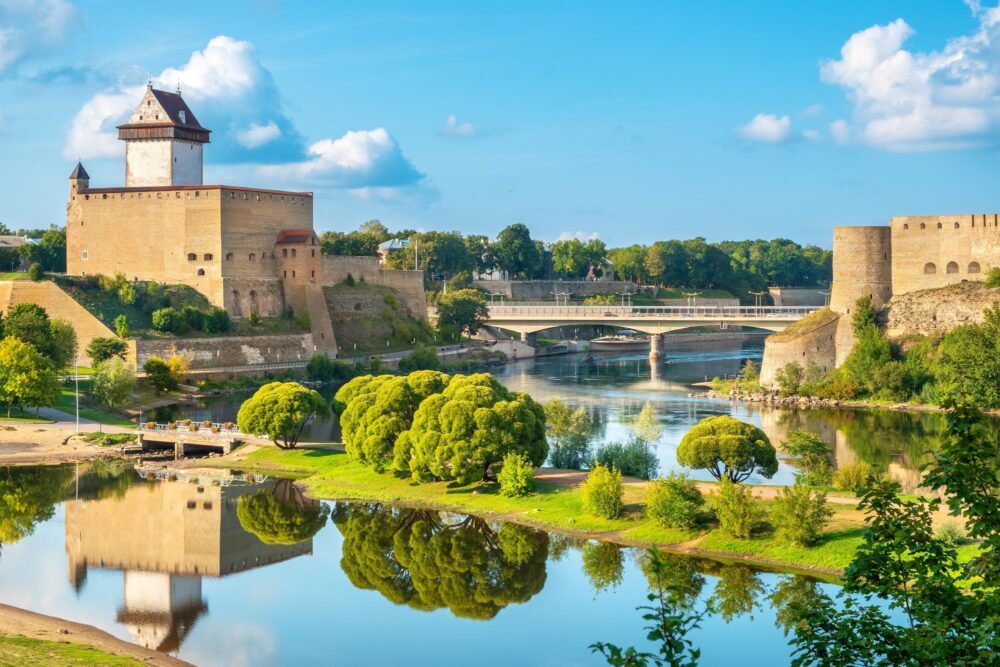 Vue sur les forteresses de Narva et d'Ivangorod à la frontière entre l'Estonie et la Russie. Narva, Estonie