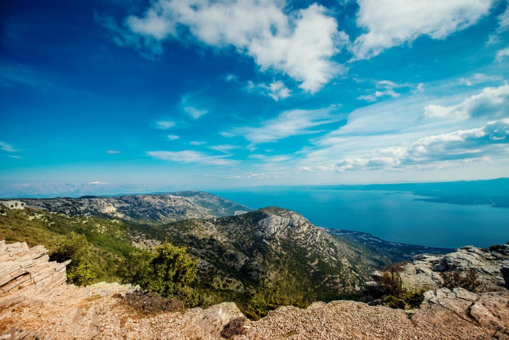 Vue sur mer et montagnes depuis Mont Vidova Gora sur l'île de Brač