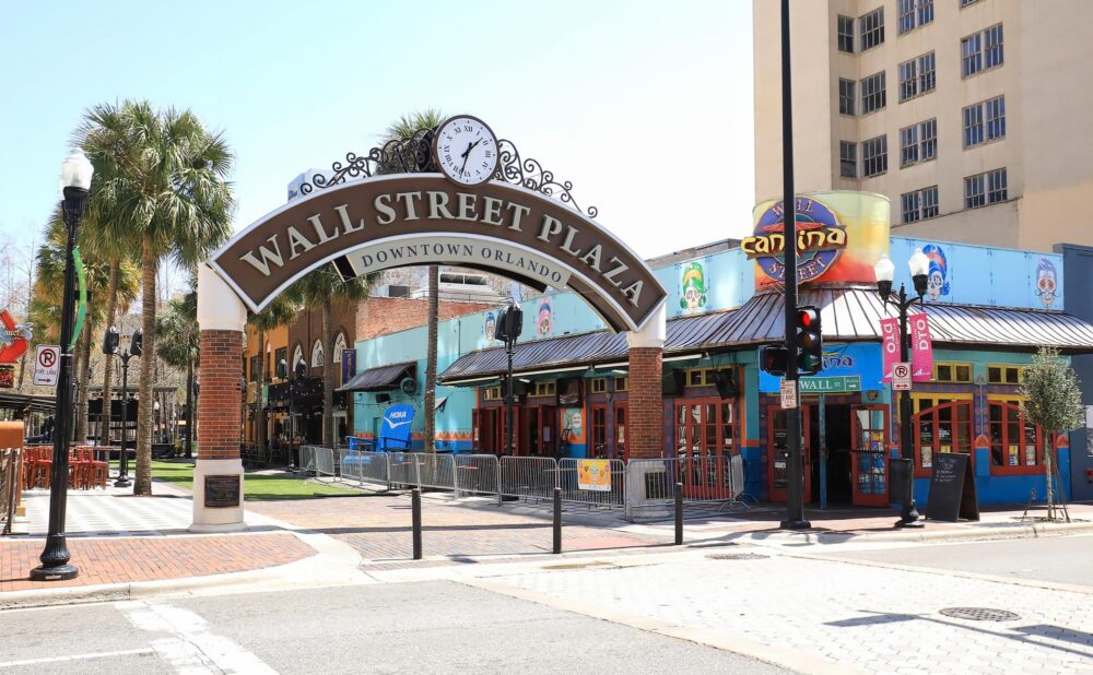 Wall Street Plaza est un endroit populaire à Orlando pour boire un verre et écouter de la bonne musique