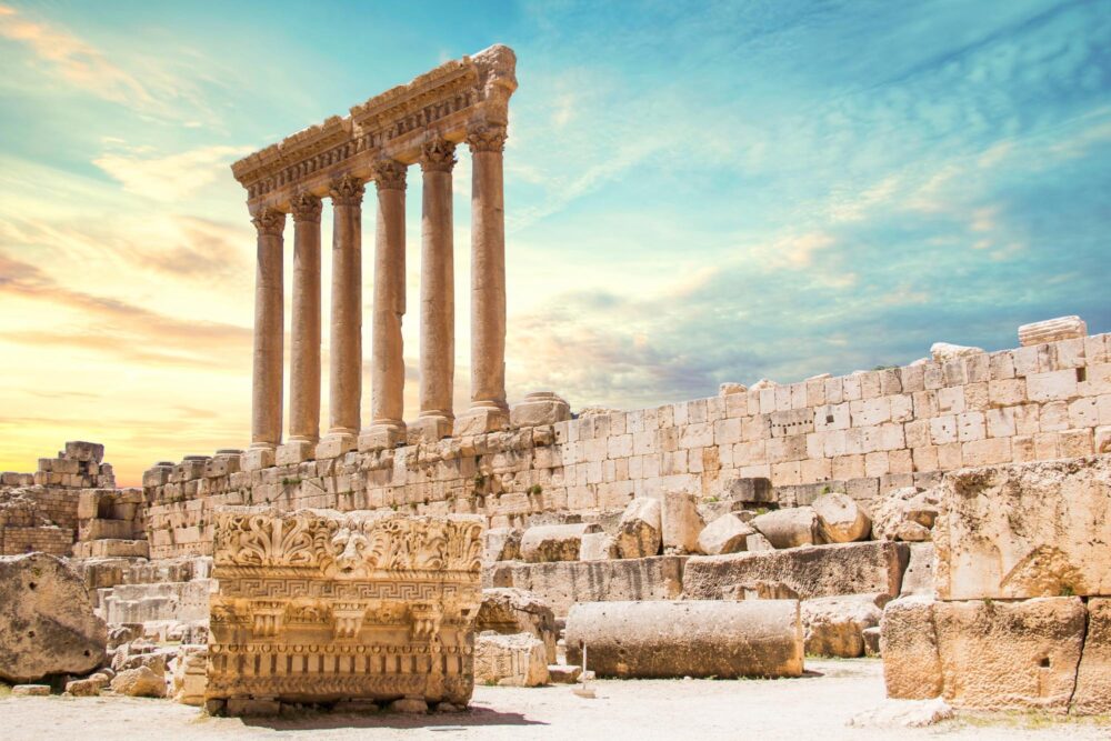 les colonnes massives du Temple de Jupiter dans l'ancienne ville de Baalbek, Liban