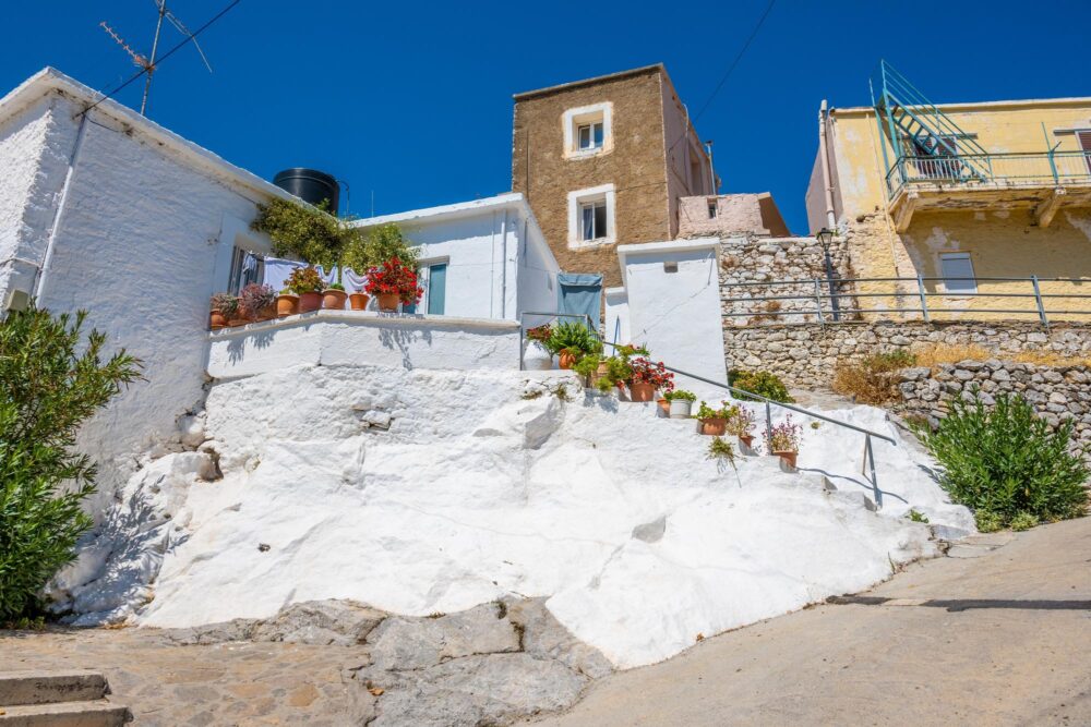 rue du village traditionnel d'Anogeia en Crète