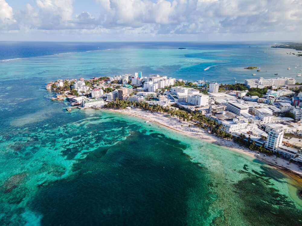 vue aérienne de l'île de san andres en Colombie, mer de sept couleurs
