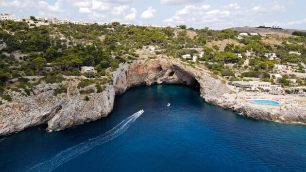 vue aérienne sur la grotte de Zinzulusa sur la côte adriatique des Pouilles, Castro, province de Lecce en Italie du Sud.