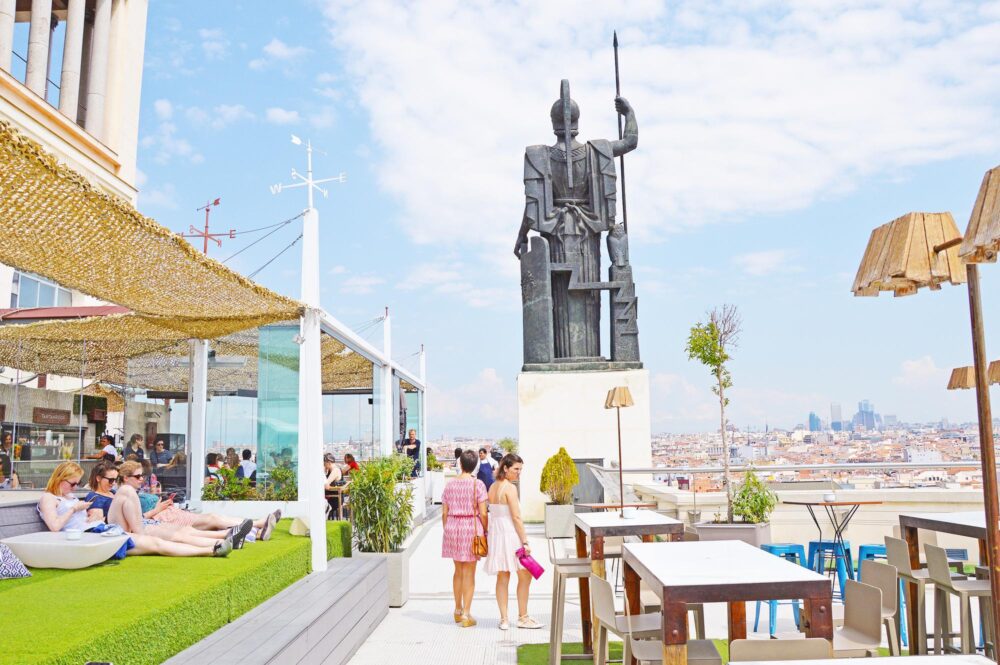 Admirer la vue depuis le toit-terrasse du Círculo de Bellas Artes à Madrid