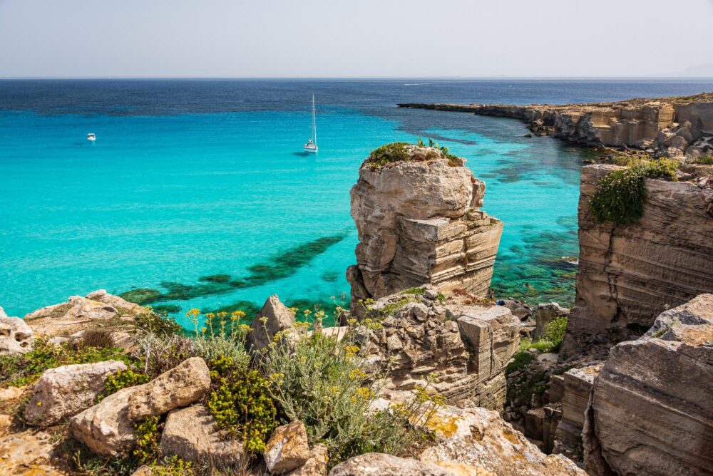 Baie de Cala Rossa sur l'île de Favignana en Italie