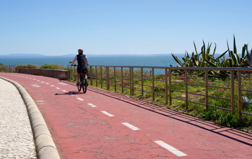 Balade à vélo le long de la côte de Cascais au Portugal