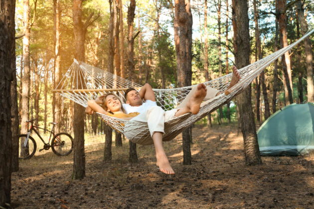 Couple se relaxant dans la nature