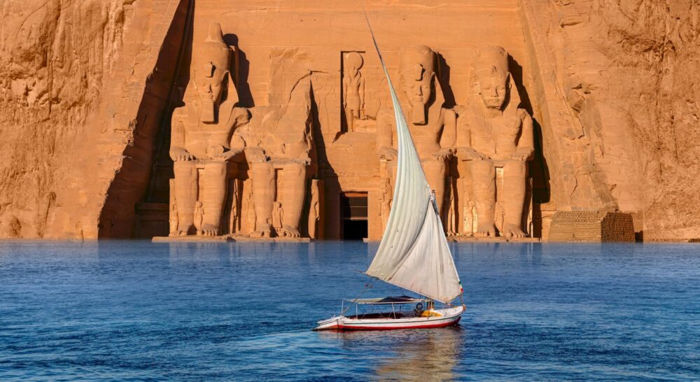 Felouque en face du temple d’Abou Simbel