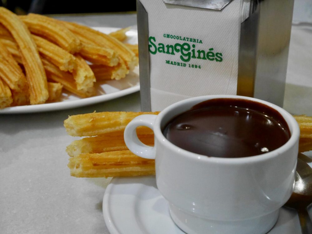 Goûter aux célèbres churros con chocolate de San Ginés à Madrid