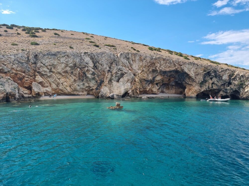 Grottes en falaises sur l'île de Cres