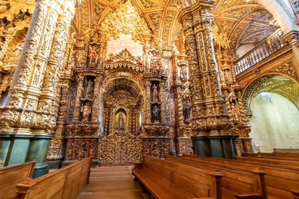 Intérieur de l'église de São Francisco à Porto, Portugal